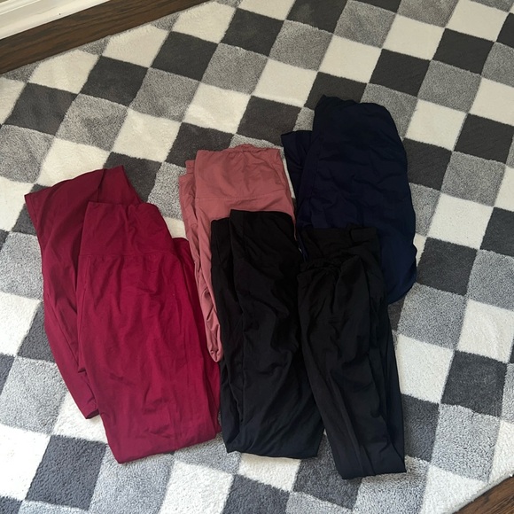 6 pair of leggings. One size. Plus size tags - Picture 1 of 2
